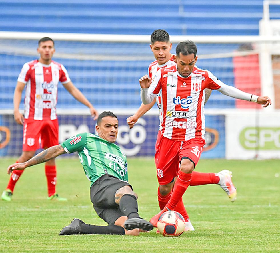 Alejandro Bejarano traslada el balón ante la barrida de William Ferreira.
