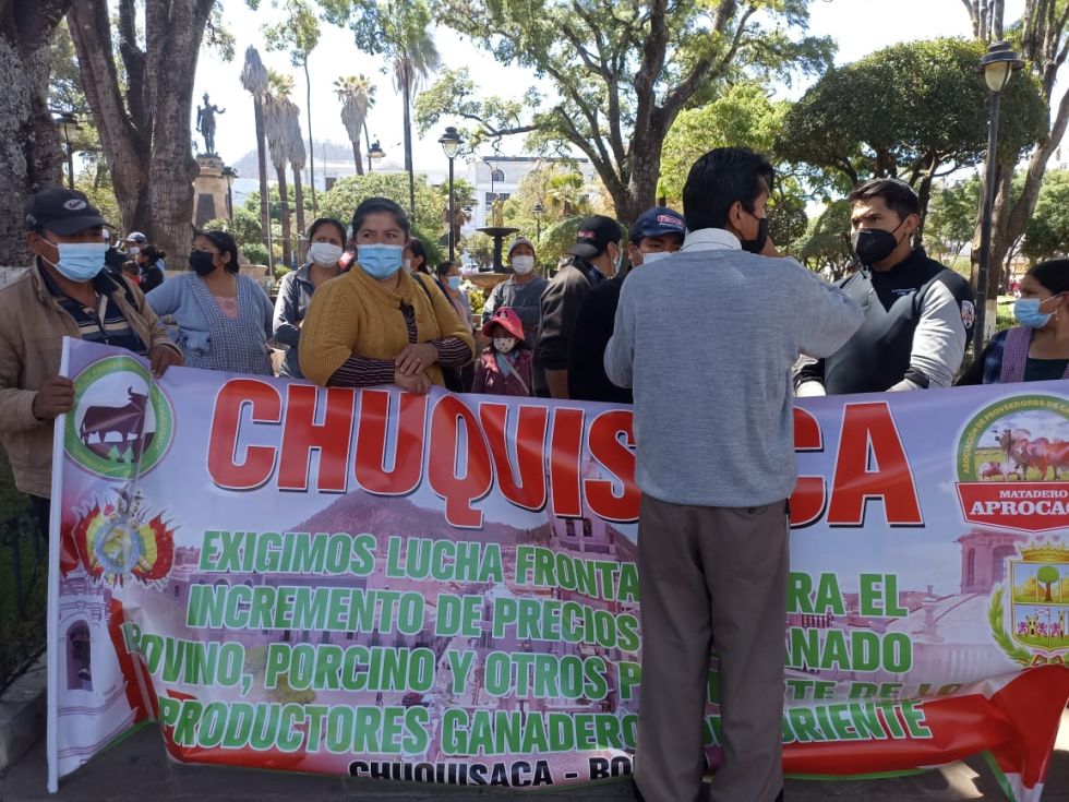 La protesta de vendedores de carne al detalle en la plaza 25 de Mayo de Sucre, este lunes.