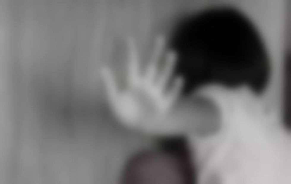 La niña que fue violada en Yapacaní, antes, también fue abusada por su padre biológico (imagen referencial).