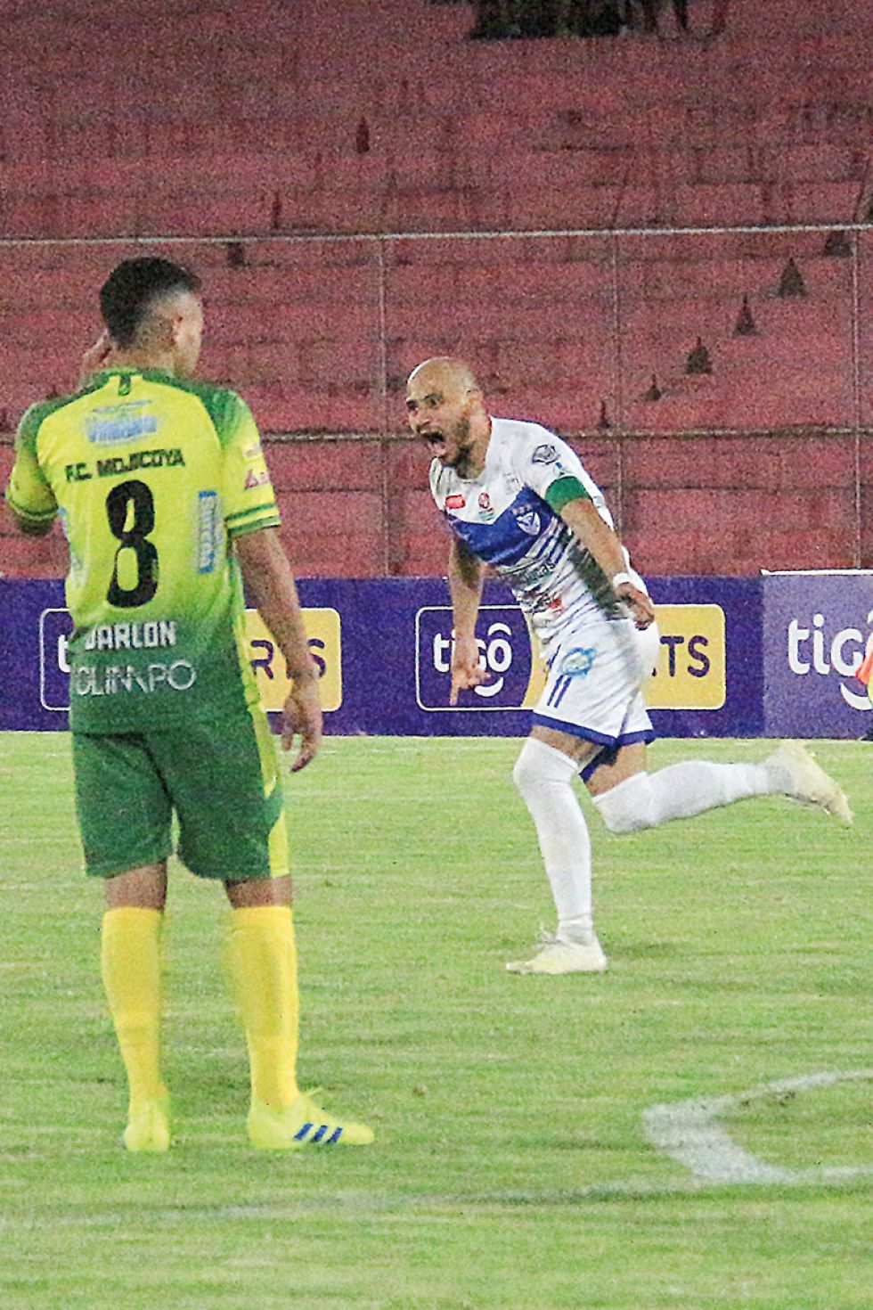 El atacante Adalid Aceituno (d) celebra el segundo gol de García Ágreda anoche, ante la desazón de Darlon Zárate.