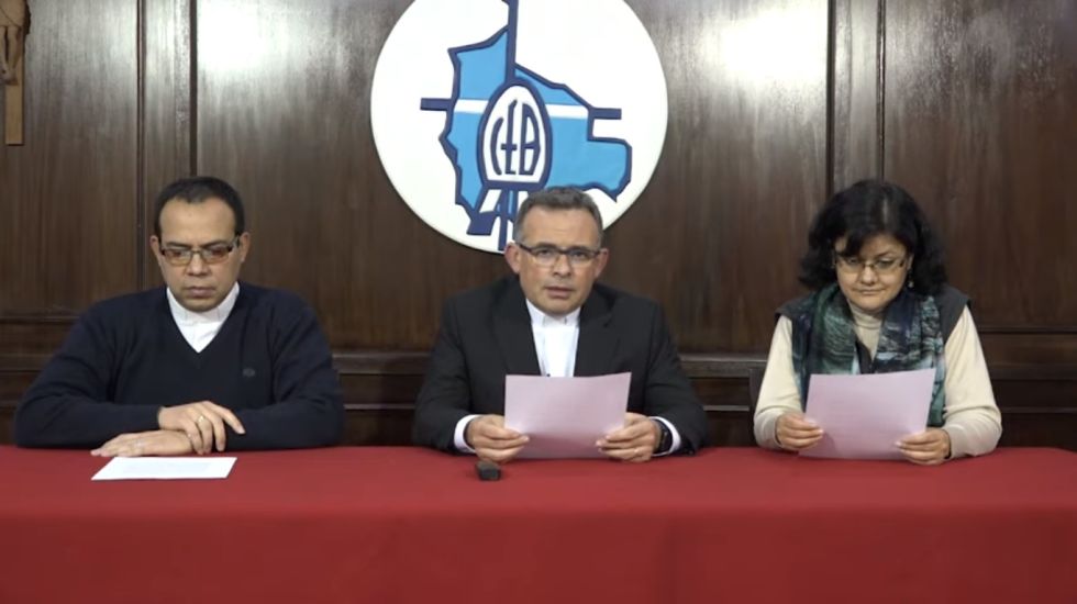 El secretario general adjunto de la CEB, Diego Plá, lee el manifiesto de la Iglesia.