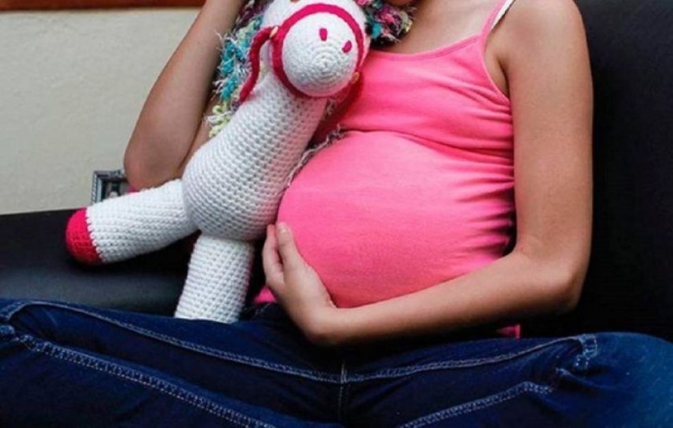 Una niña de 11 de años de edad quedó embarazada en Yapacaní tras una violación (imagen referencial).