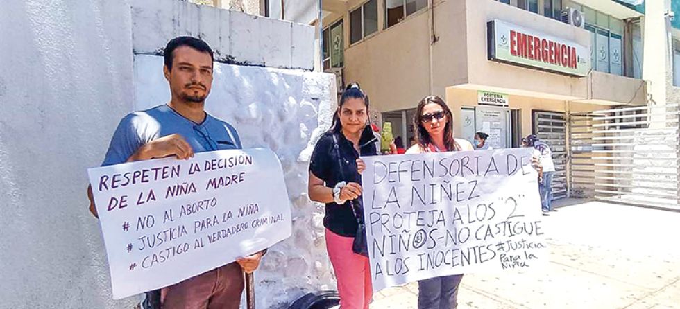 POLÉMICA. Activistas en defensa de la vida y en contra del aborto se apostaron en el frontis del hospital en Santa Cruz.