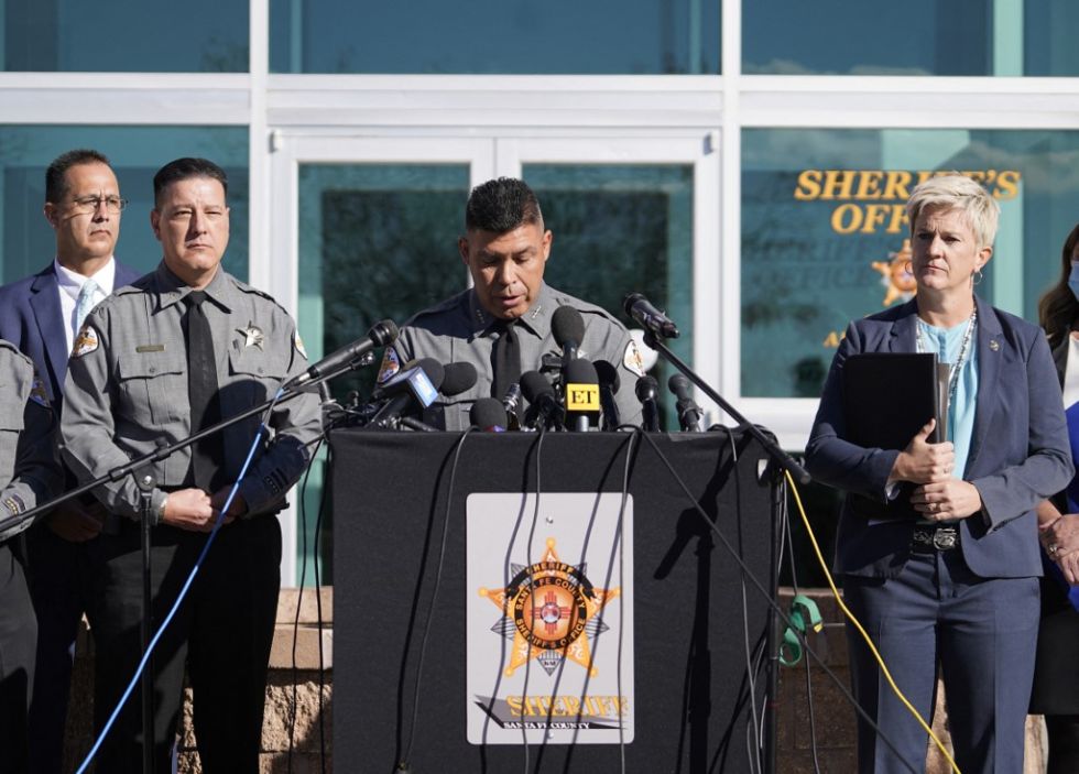 El sheriff del condado de Santa Fe, Adan Mendoza, y la fiscal de distrito, Mary Carmack-Altwies, ante la prensa.