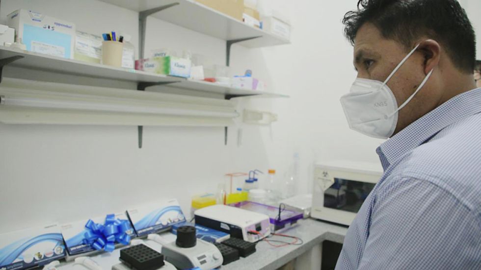 AUTORIDAD. El ministro de Salud, Jeyson Auza, en uno de los laboratorios del Cenetrop, que ayer recibió equipos.