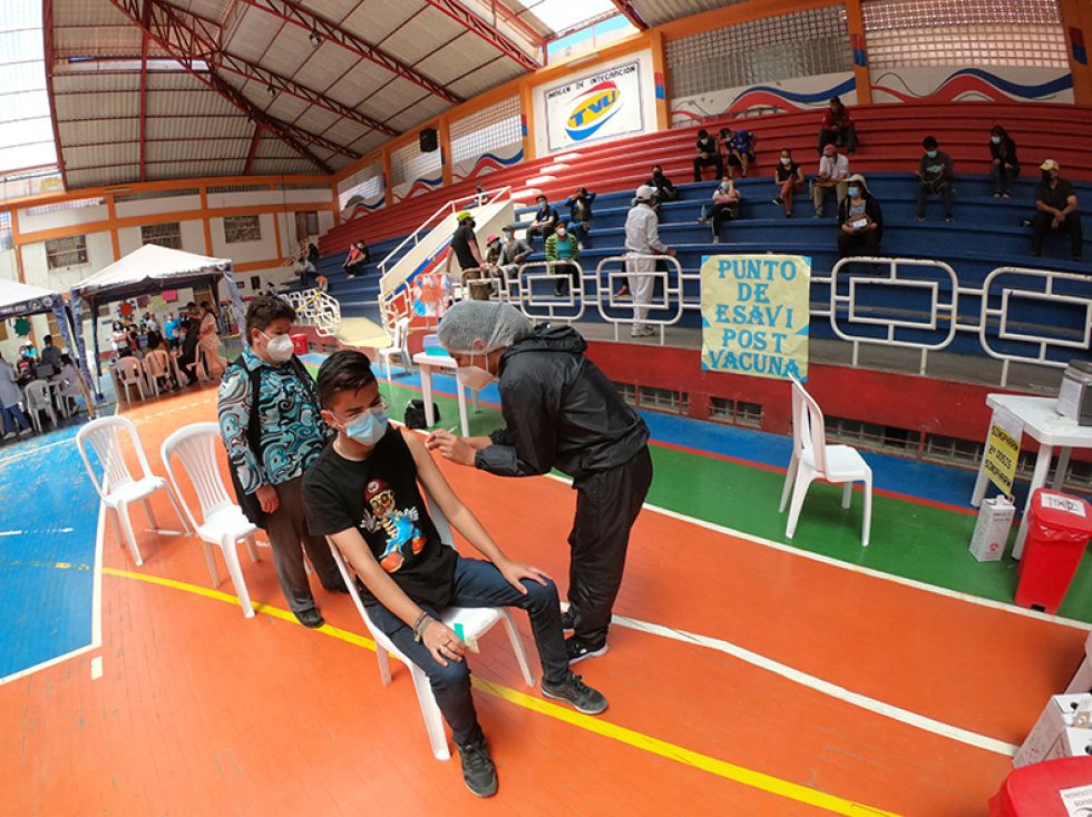 VACUNACIÓN. Adolescentes de Sucre acuden por cuenta propia o en grupo a los vacunatorios.