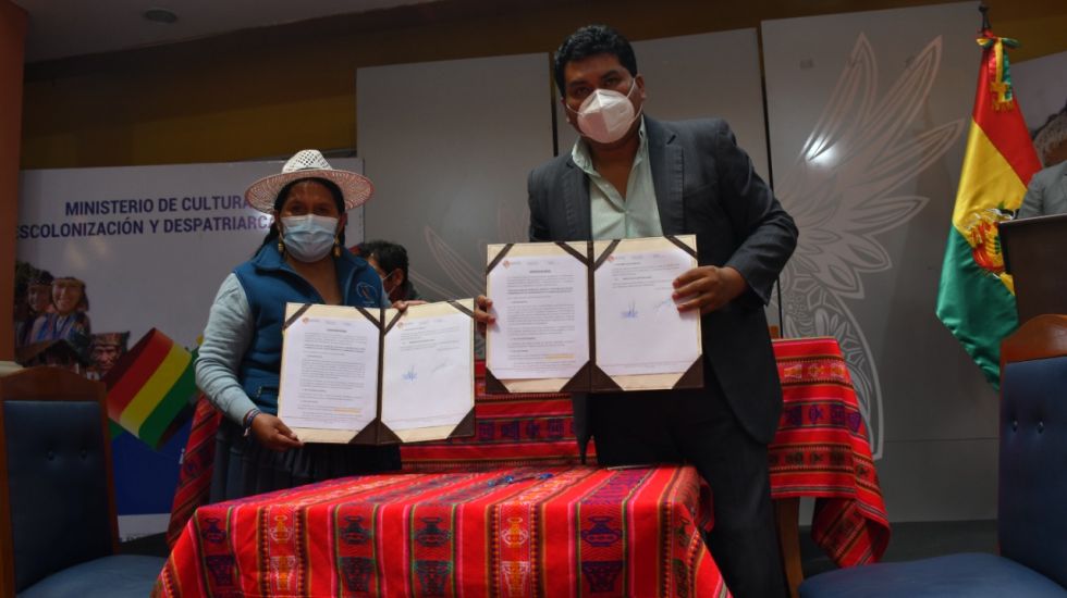 La ministra de Culturas, Sabina Orellana, y el delegado presidencial para el Bicentenario, Martín Maturano.