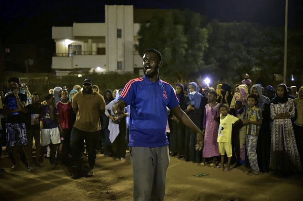 Jóvenes sudaneses participan en una protesta en el barrio Berri de la capital, Jartum, contrala toma militar.