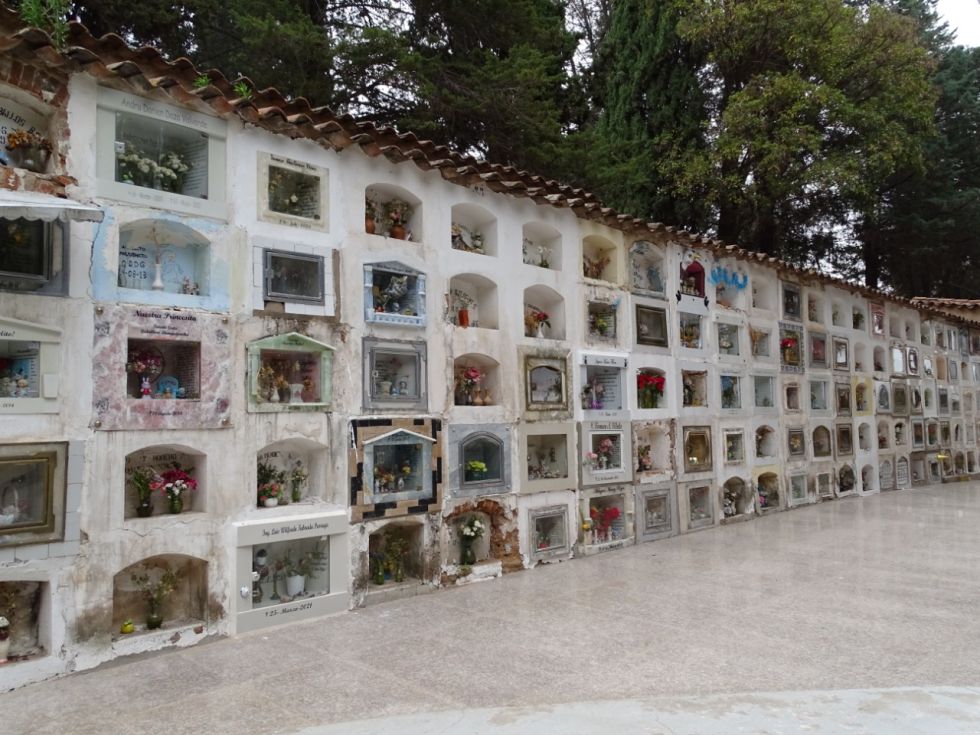 Las personas suelen visitar los cementerios durante los primeros días de noviembre.