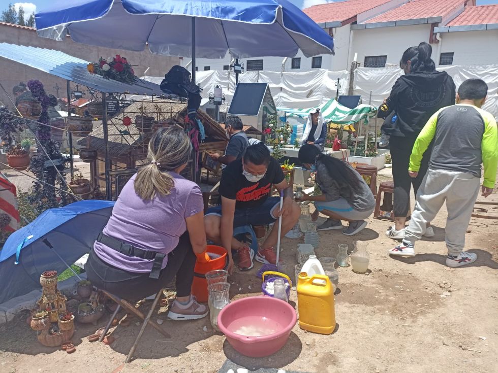 Preparativos para recibir a las almas en la fiesta de Todos los Santos.
