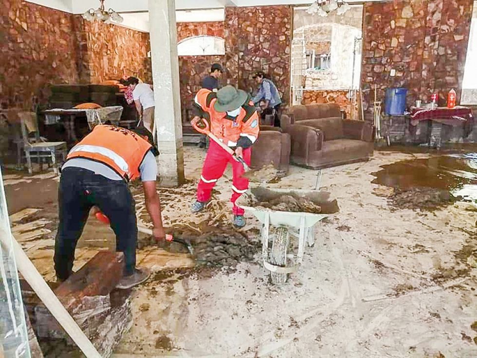 DAÑOS. La lluvia arrastró piedras, arena y tierra por las quebradas pequeñas que se desbordaron.