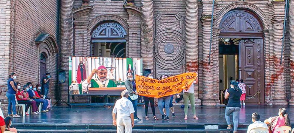 MANIFESTACIÓN. Momento en que un grupo de activistas protesta en el ingreso a la Catedral de Santa Cruz, donde criticó a la Iglesia.