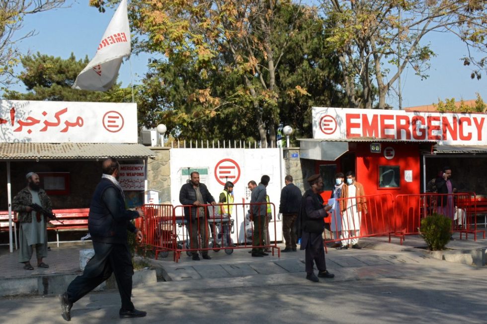 Los miembros del personal médico afgano esperan recibir a las víctimas de las explosiones en Kabul.