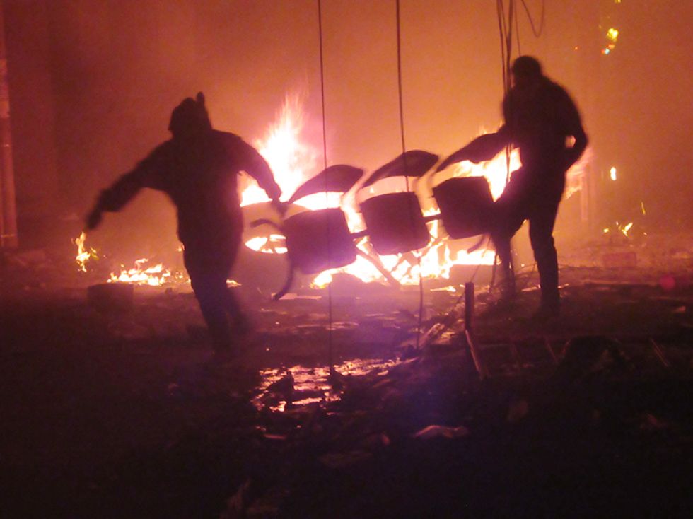 QUEMADO. Durante el incendio del edificio del TED había una turba que presenciaba el hecho.