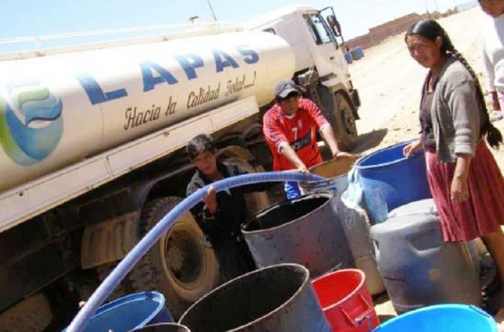 PREOCUPANTE. En Sucre la falta de agua por tubería se intenta solucionar con cisternas.