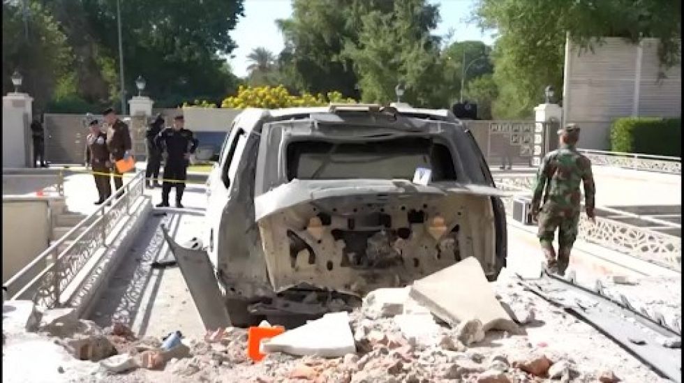 Vista del estado en que quedó el automóvil que transportaba al primer ministro iraquí Mustafá al-Kazimi.