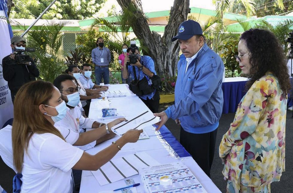 El presidente y candidato presidencial de Nicaragua, Daniel Ortega, junto a su esposa, antes de emitir su voto.
