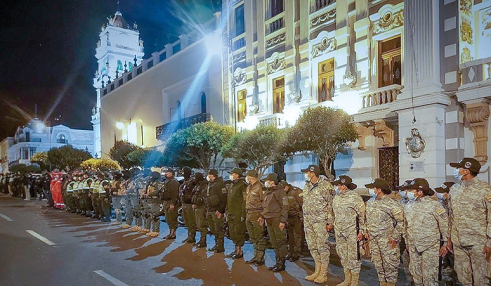CONTROLES. El Gobierno realizó desplazamientos policiales en todo el país para evitar disturbios.