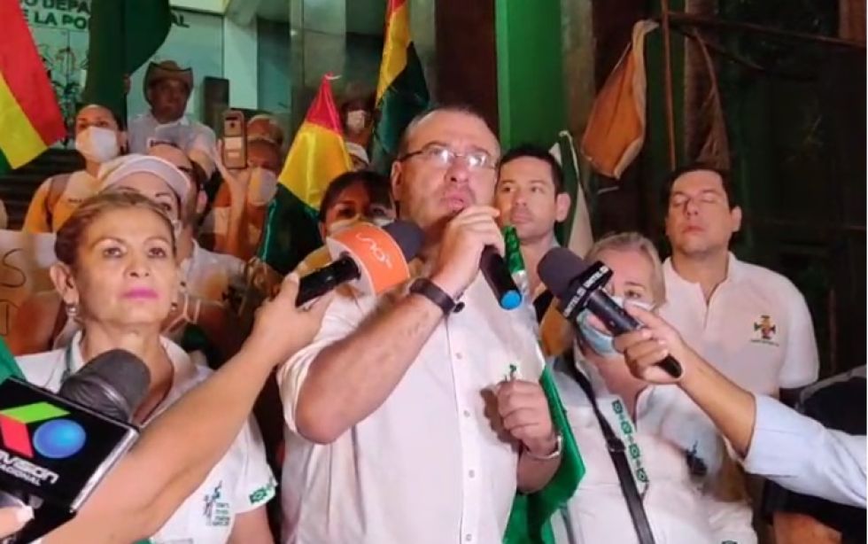 Rómulo Calvo (c) y sus seguidores en el Comando Departamental de la Policía de Santa Cruz.