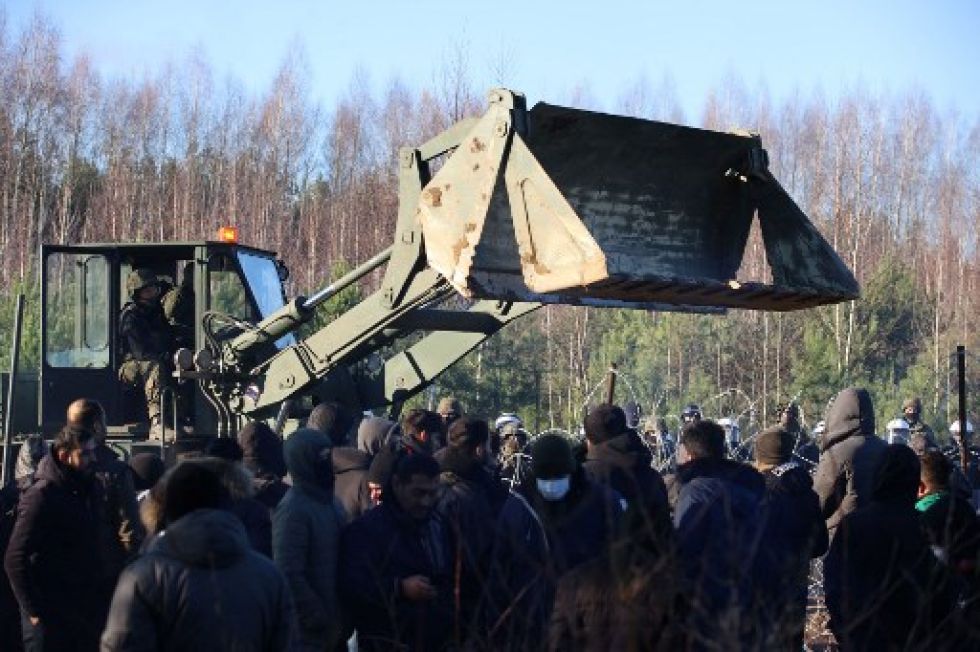 Centenares de migrantes agolpados en la frontera entre Bielorrusia y Polinia, en medio de condiciones infrahumanas.