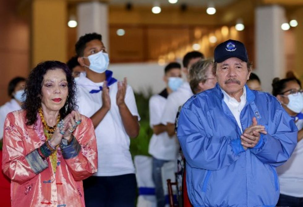 Daniel Ortega y su esposa, Rosario Murillo, durante un acto de celebración tras el resultado de las elecciones generales del domingo en Nicaragua.