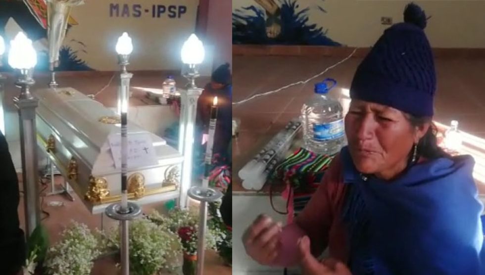 La madre de Basilio Titi llora la muerte de su hijo durante el velorio.