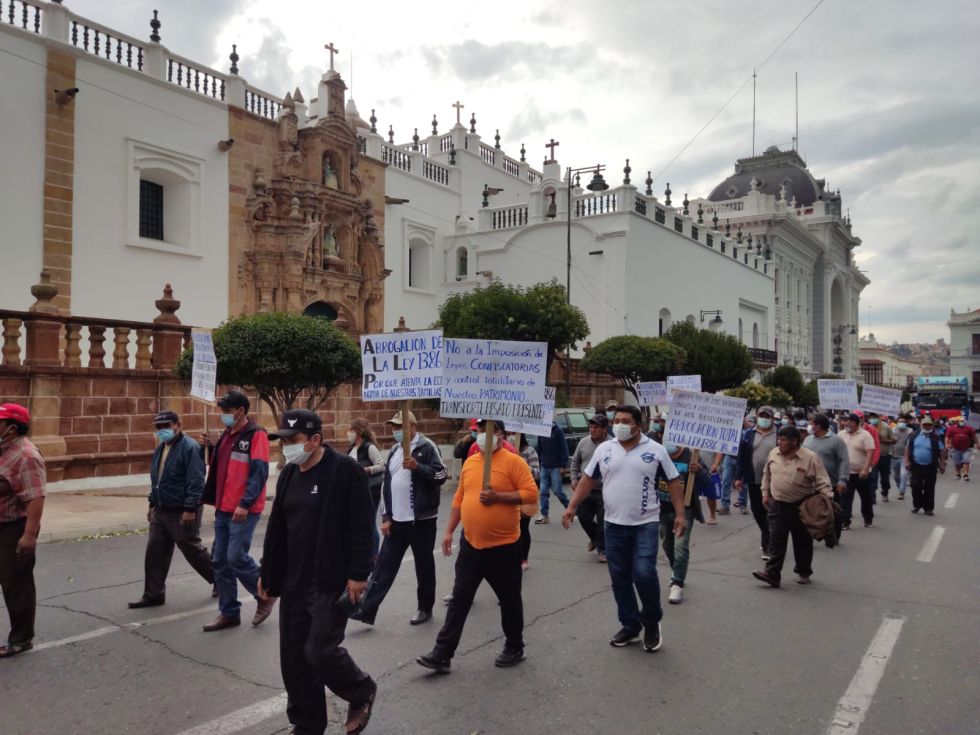 Marchistas en la plaza 25 de Mayo, este jueves.