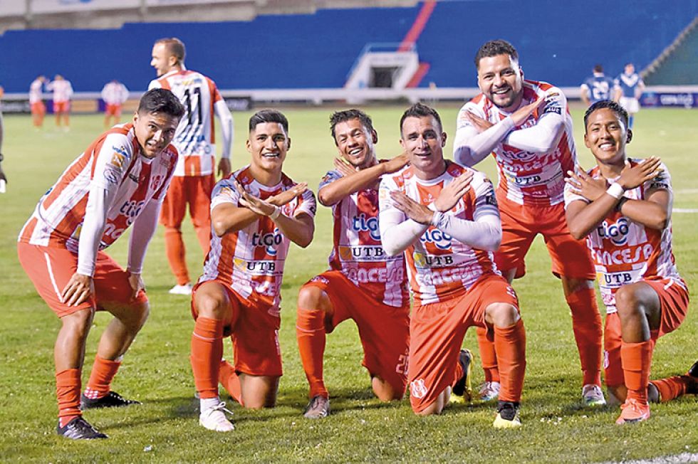 Los jugadores de Independiente celebran uno de los cuatro goles en la victoria frente a San José.