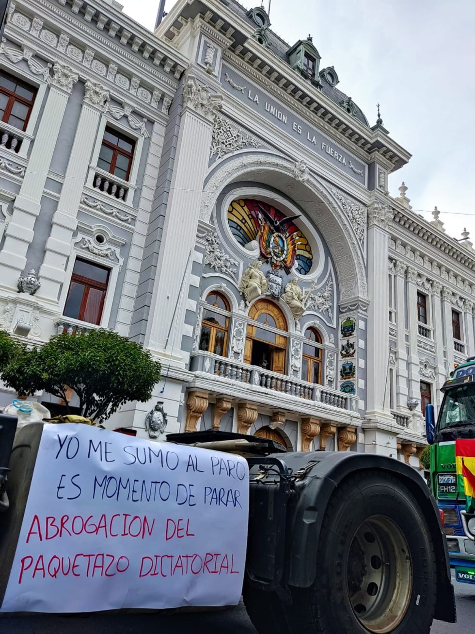 El ingreso de vehículos pesados al centro de la ciudad de Sucre. 