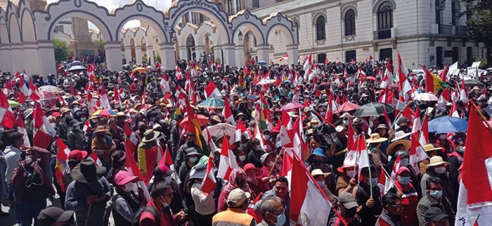 CABILDO. La masiva concentración en la plaza 10 de noviembre, donde los asistentes declararon al presidente Luis Arce “enemigo” de Potosí.