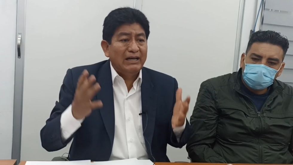 El ministro de Obras Públicas, Edgar Montaño, durante su conferencia de prensa en Sucre.