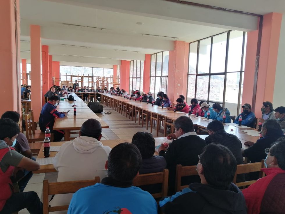 La reunión del ministro de Obras Públicas, Edgar Montaño, con dirigentes del transporte, el sábado, en Sucre.