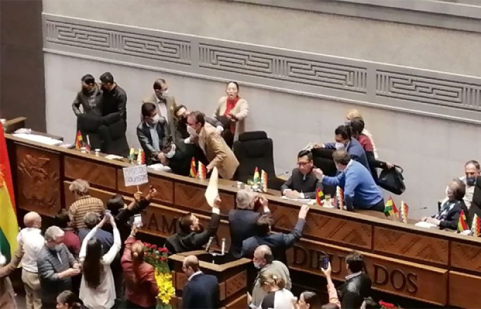 Una imagen de la accidentada elección de la directiva en la Cámara de Diputados.