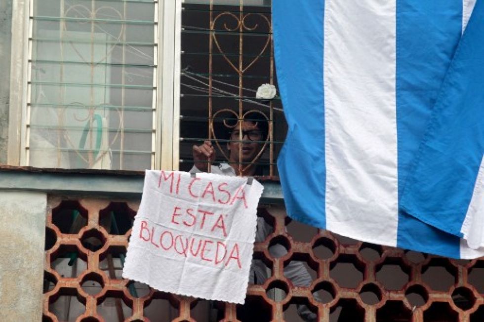 El activista disidente Yunior García no pudo realizar un acto de protesta el domingo, luego de que su casa fuera rodeada por militantes que apoyan al Gobierno.