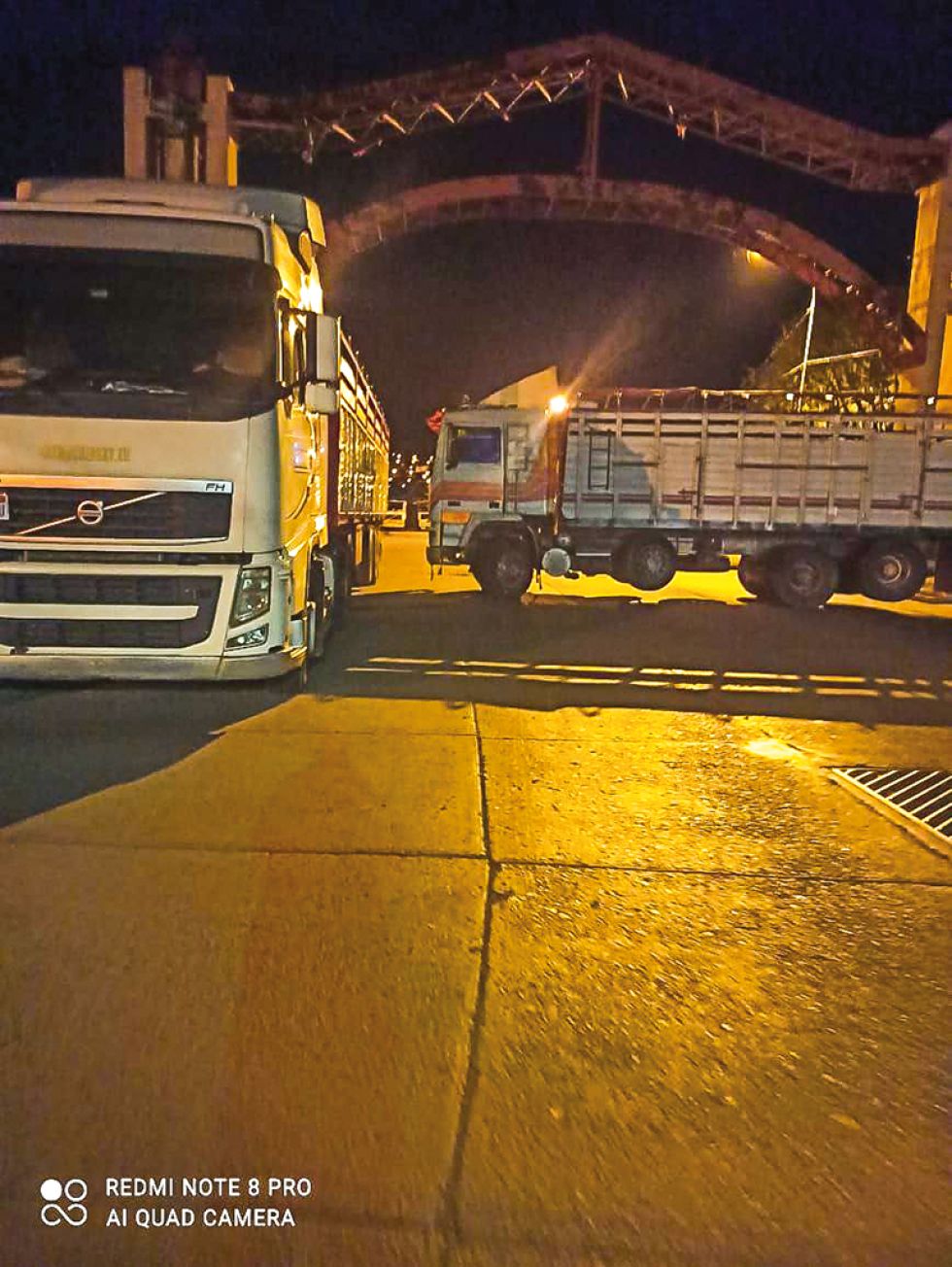 BLOQUEOS: Los transportista colocaron sus camiones en los cuatro puntos de ingresos y salidas de la ciudad a las cero horas de hoy, lunes.