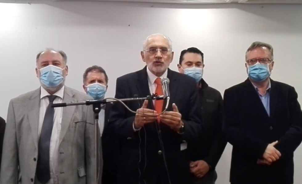 Carlos Mesa y legisladores de Comunicad Ciudadana en una conferencia de prensa.