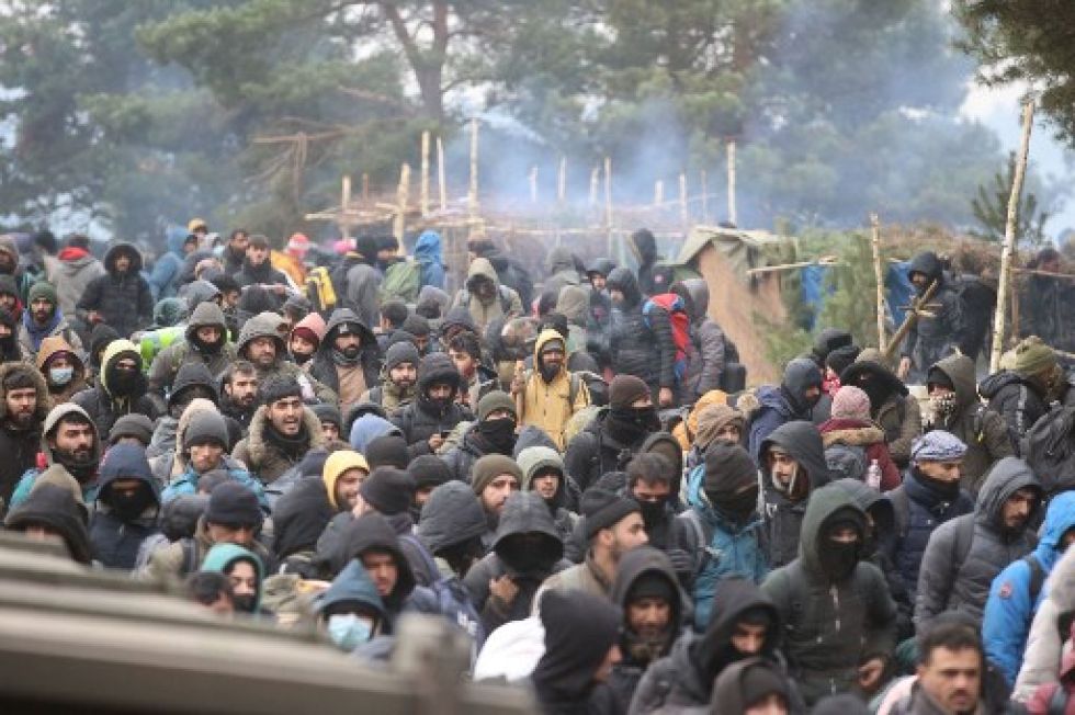 Grupos de migrantes provenientes de países árabes se agolpan en las cercanías de la frontera entre Bielorrusia y Polonia, donde permanecen en condiciones infrahumanas.