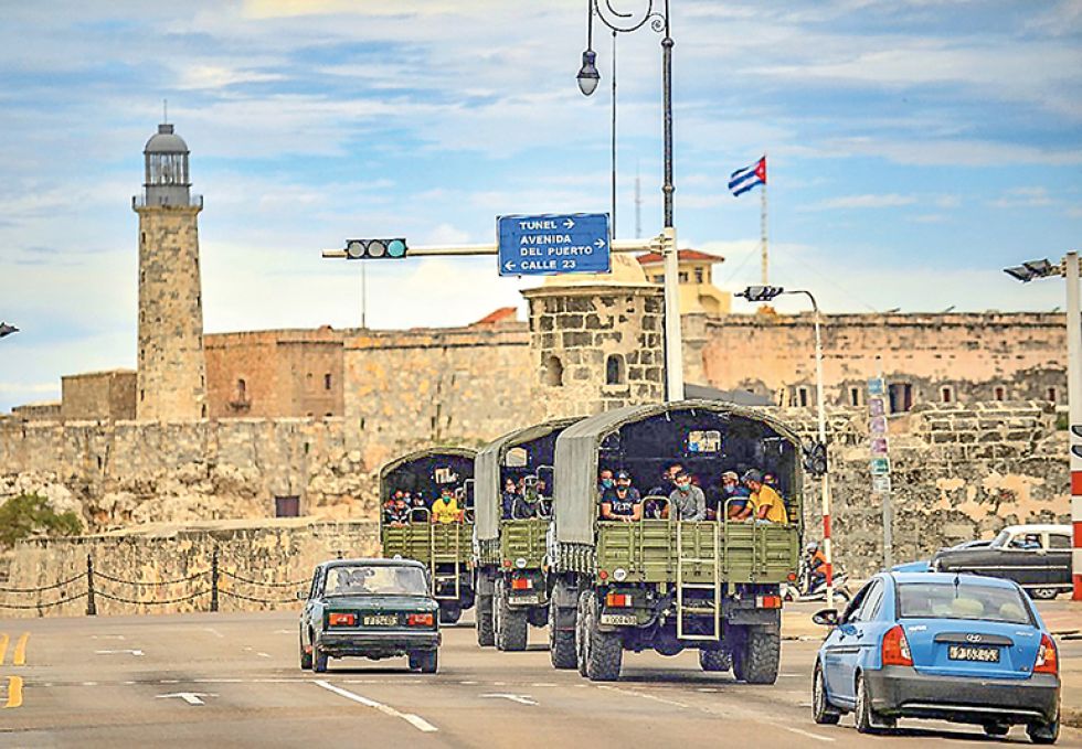 CONTROL. Militares patrullan el centro histórico de La Habana ante el anuncio de manifestaciones.