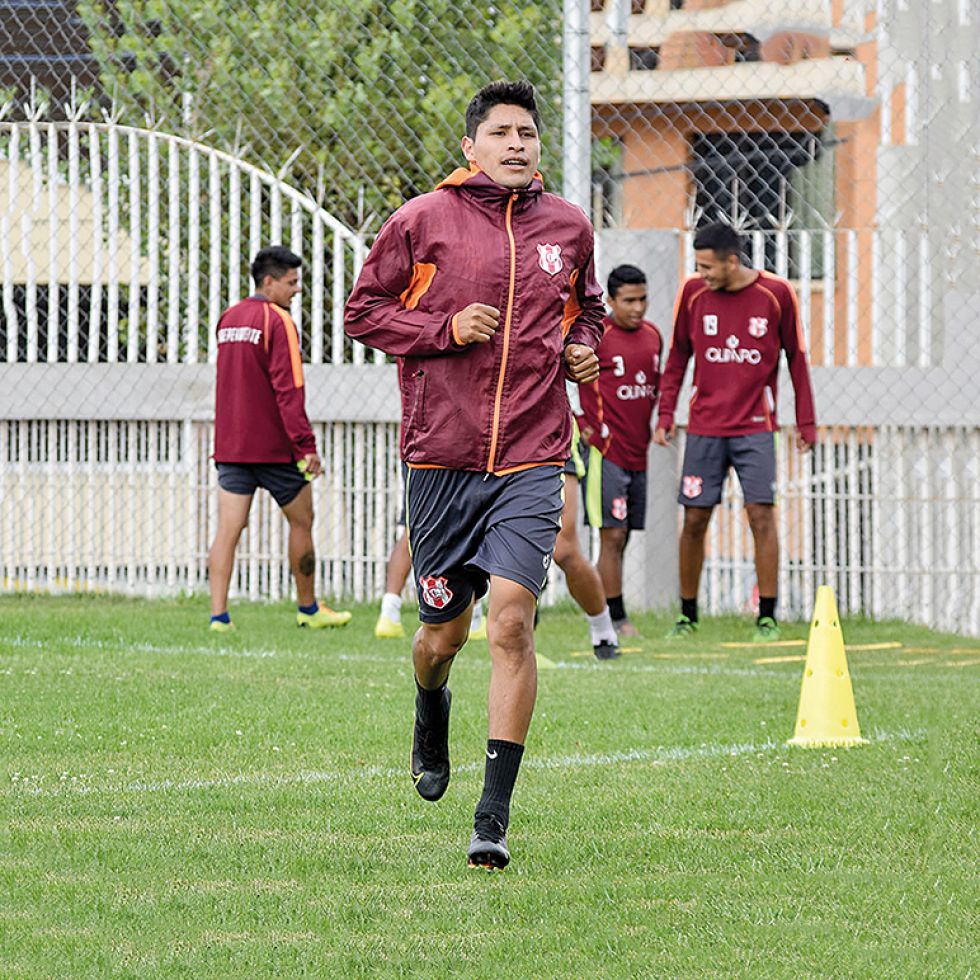Denilson Valda, uno de los que cumplió su partido de suspensión reaparecerá ante Royal Pari.