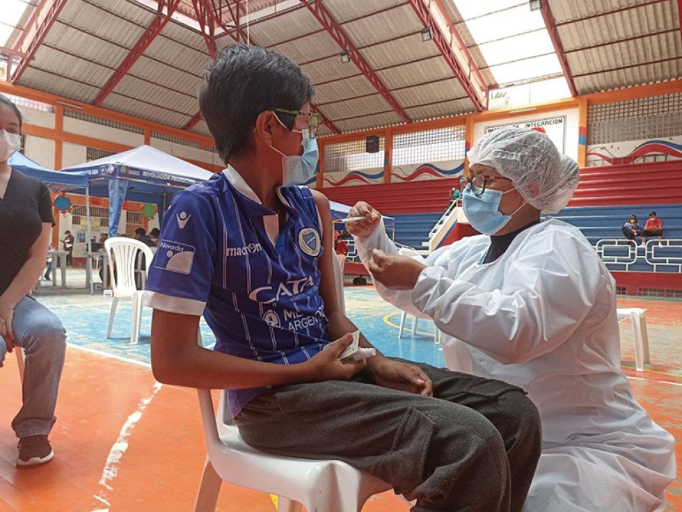 SUCRE. Un adolescente, cuando recibía la vacuna contra el covid en el Coliseo Universitario.