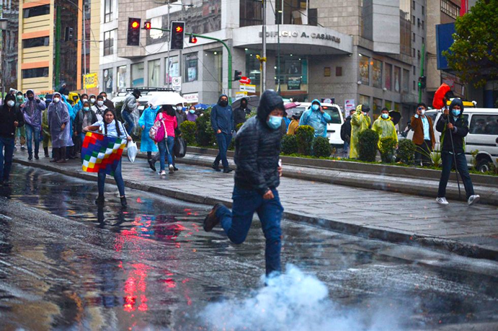 LA PAZ. La Policía utilizó gases lacrimógenos. De en medio del tumulto salió el alcalde Arias.