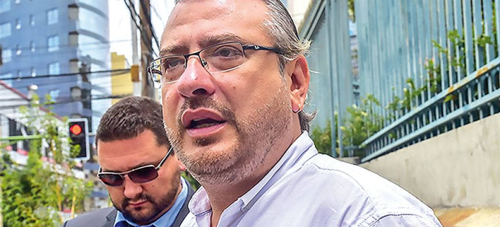 CERCADO. Rómulo Calvo enfrenta denuncias penales, un posible destitución de su cargo de médico en la Caja Petrolera y su renuncia al ente cívico.