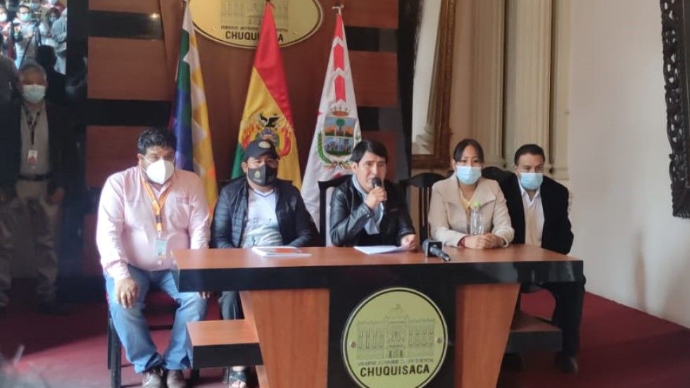 El gobernador Damián Condori brindó este viernes una conferencia de prensa.