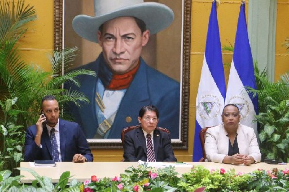 El ministro de Relaciones Exteriores de Nicaragua, Denis Moncada (c), ofrece una conferencia de prensa en Managua, este viernes.