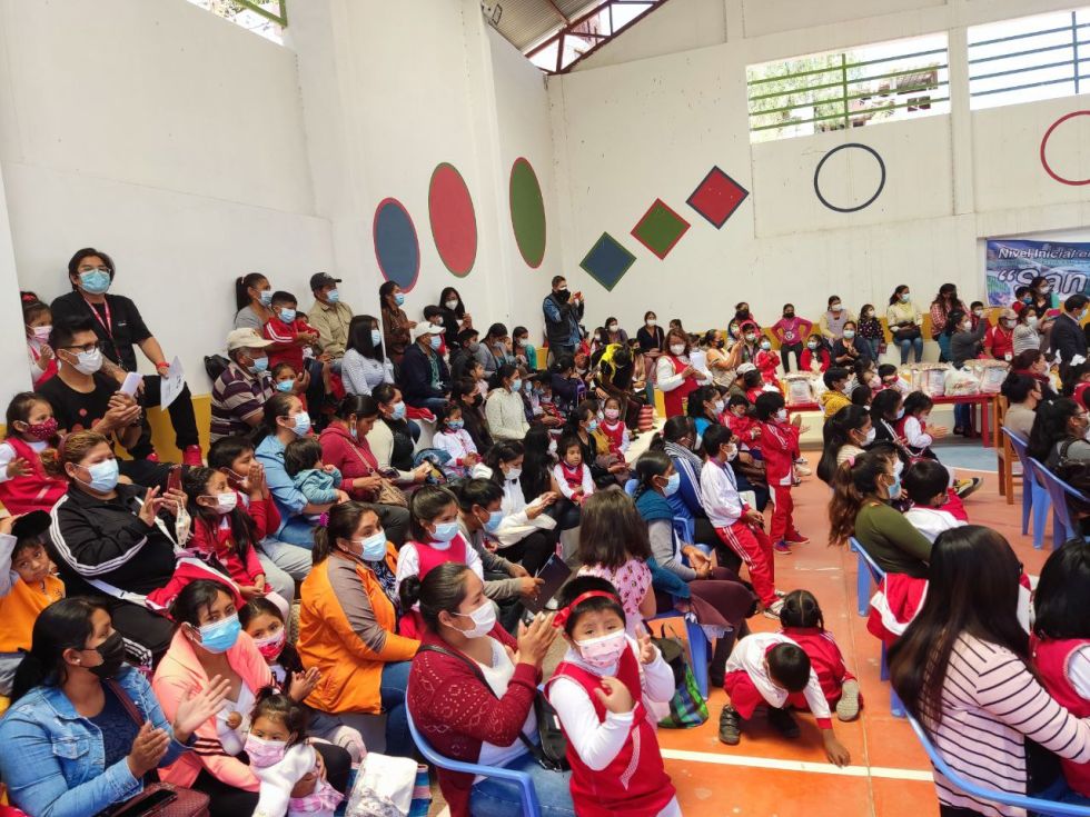 Los niños que se reunieron en el kínder San Roque para la entrega del segundo paquete estudiantil, en Sucre.