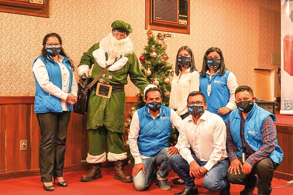 solidaridad. El Cartero de Papa Noel y el equipo de Aldeas Infantiles SOS en Sucre.