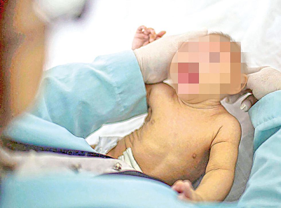NEONATO. El bebé que nació hace una semana es atendido en el Centro Materno Infantil Poconas, de Sucre.