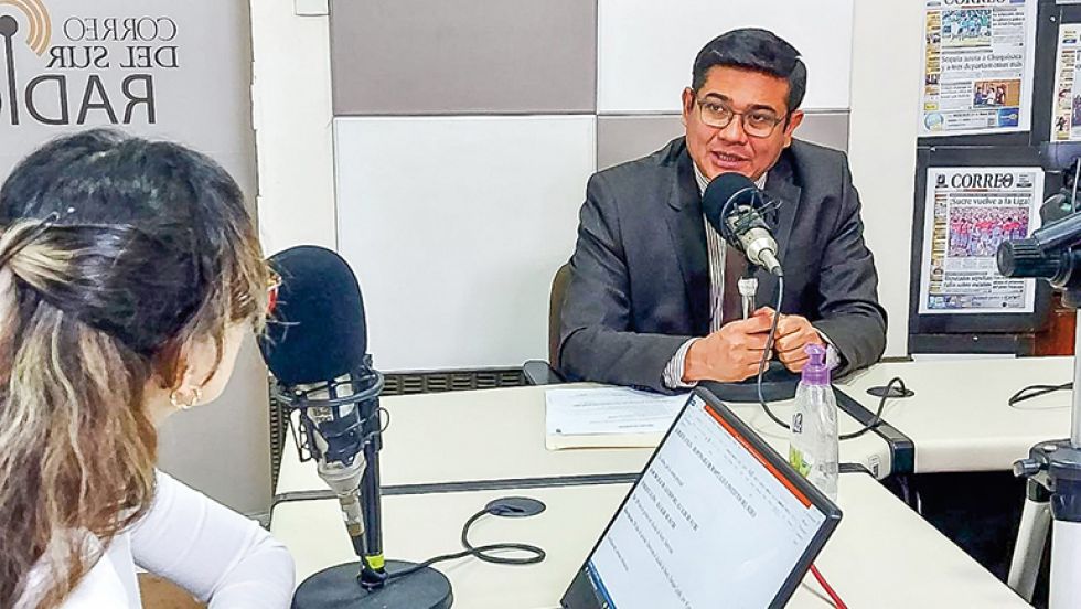 ENTREVISTA. Enrique Leaño estuvo el viernes en la cabina de Correo del Sur Radio FM 90.1.
