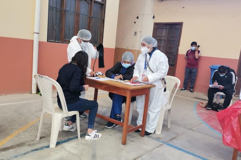 La vacunación contra el covid-19 alcanza a adolescentes. La foto muestra una jornada de inmunización en un colegio de Sucre.