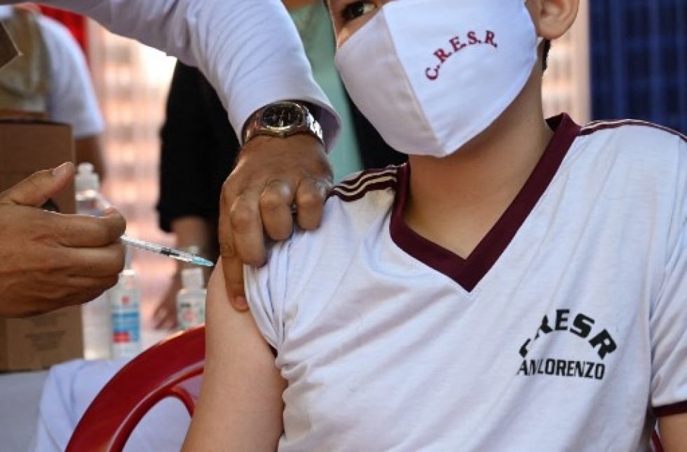 Un estudiante recibe una dosis de la vacuna Pfizer/BioNTech contra el covid-19 en una escuela de San Lorenzo, Paraguay.